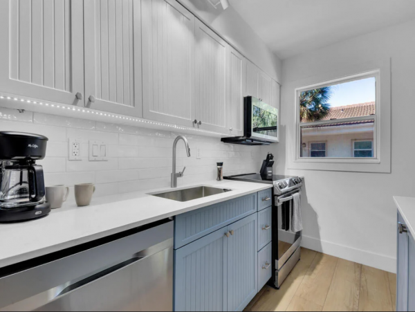 Renovated Naples Condo with Pool Access in Olde Naples