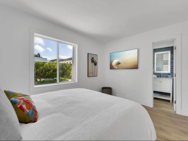 Renovated Naples Condo with Pool Access in Olde Naples