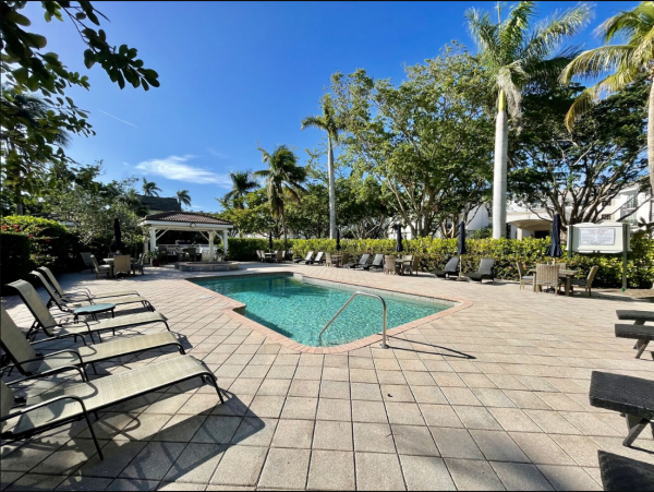 Renovated Naples Condo with Pool Access in Olde Naples