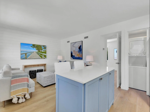Renovated Naples Condo with Pool Access in Olde Naples