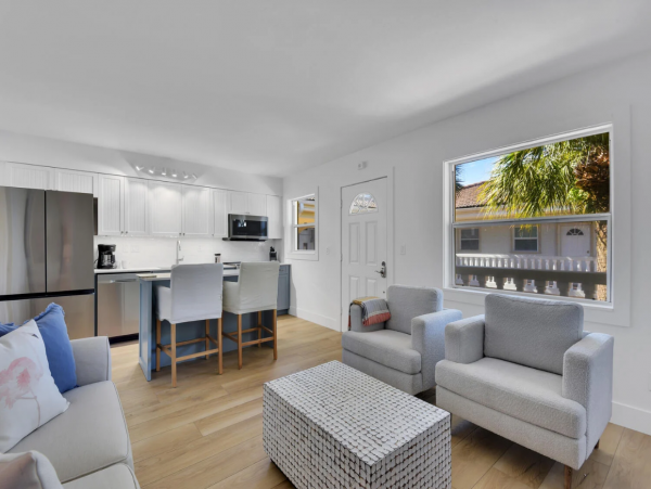 Renovated Naples Condo with Pool Access in Olde Naples