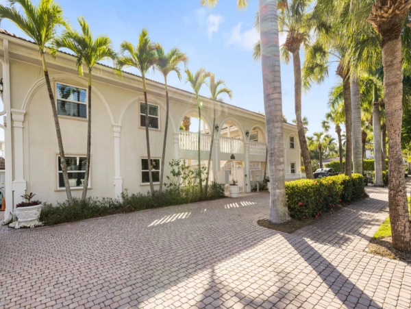 Renovated Naples Condo with Pool Access in Olde Naples