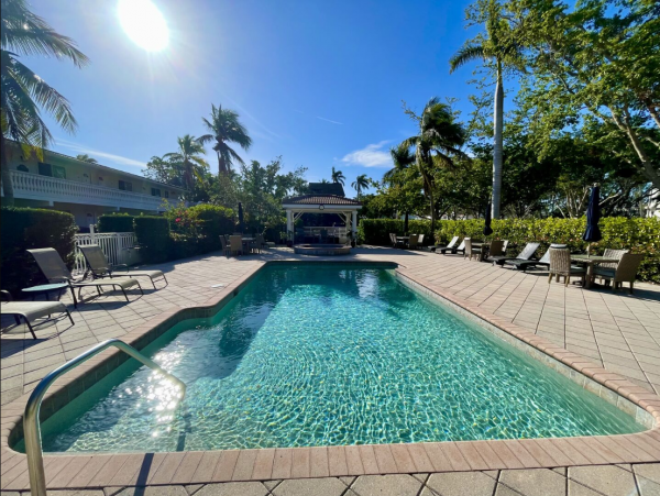 Renovated Naples Condo with Pool Access in Olde Naples