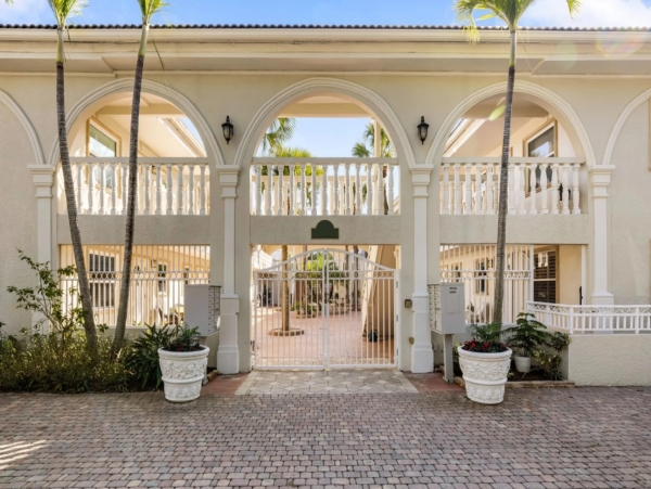 Renovated Naples Condo with Pool Access in Olde Naples