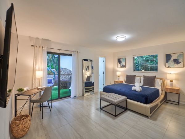Lakefront Miami Beach Villa with Pool, 10 Mins to Beach
