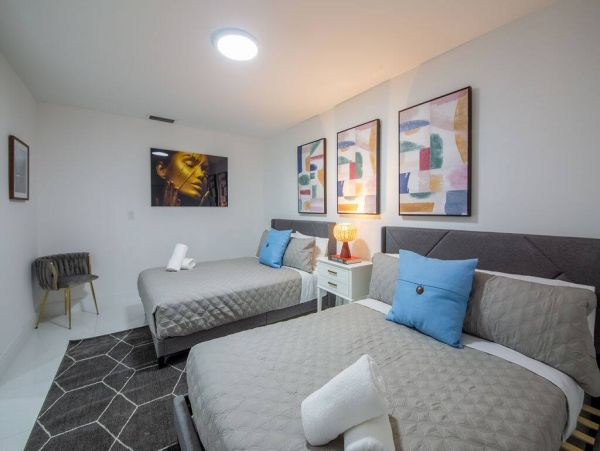 Four Bedroom Hollywood Modern Vacation Rental Private Pool