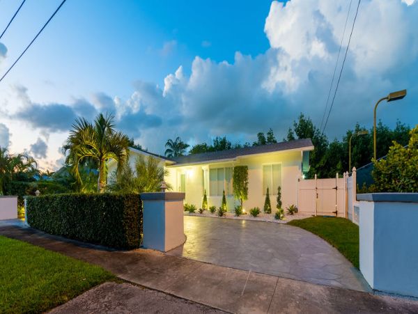 Four Bedroom Hollywood Modern Vacation Rental Private Pool