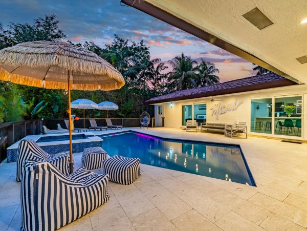 Gorgeous Vacation Rental with 5 Bedrooms & Pool