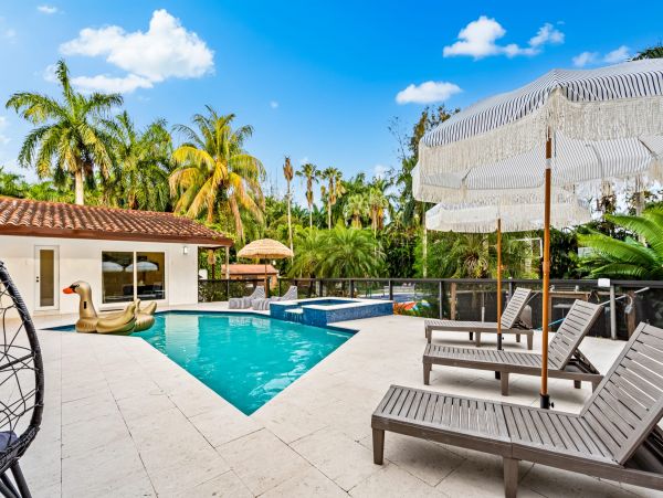 Gorgeous Vacation Rental with 5 Bedrooms & Pool