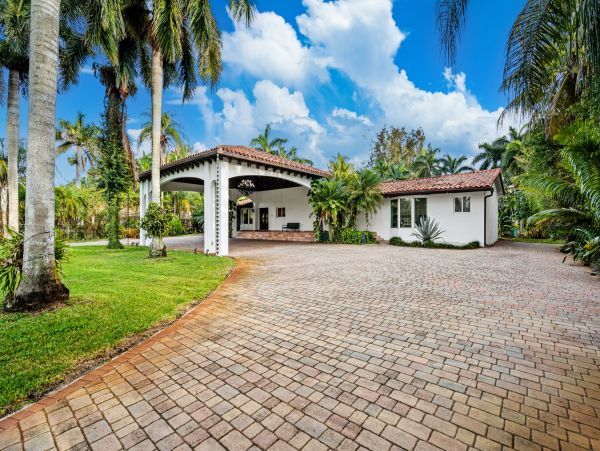 Gorgeous Vacation Rental with 5 Bedrooms & Pool