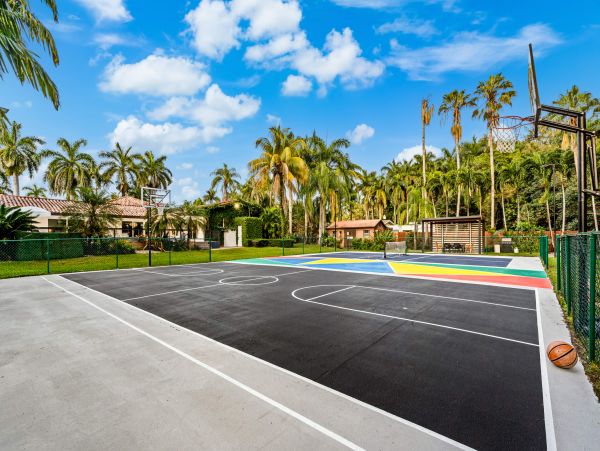 Gorgeous Vacation Rental with 5 Bedrooms & Pool