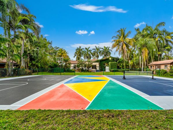 Gorgeous Vacation Rental with 5 Bedrooms & Pool