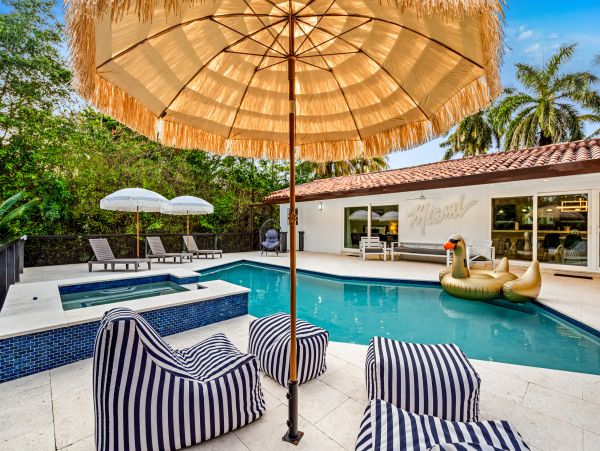 Gorgeous Vacation Rental with 5 Bedrooms & Pool