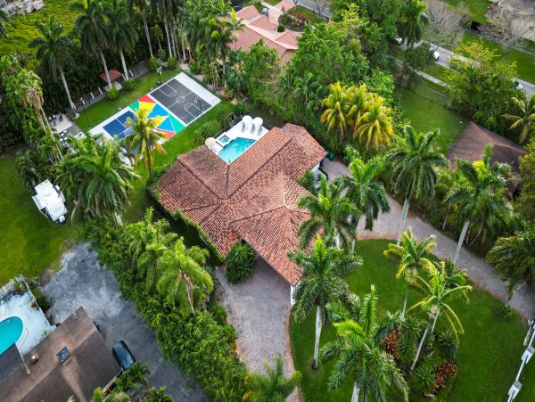 Gorgeous Vacation Rental with 5 Bedrooms & Pool