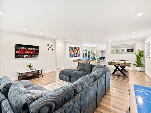 Gorgeous Vacation Rental with 5 Bedrooms & Pool