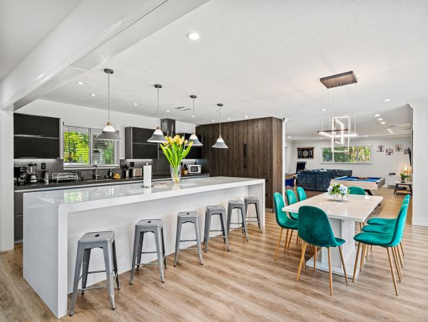 Gorgeous Vacation Rental with 5 Bedrooms & Pool