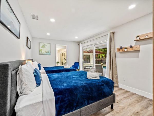 Gorgeous Vacation Rental with 5 Bedrooms & Pool