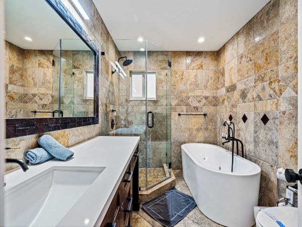 Gorgeous Vacation Rental with 5 Bedrooms & Pool