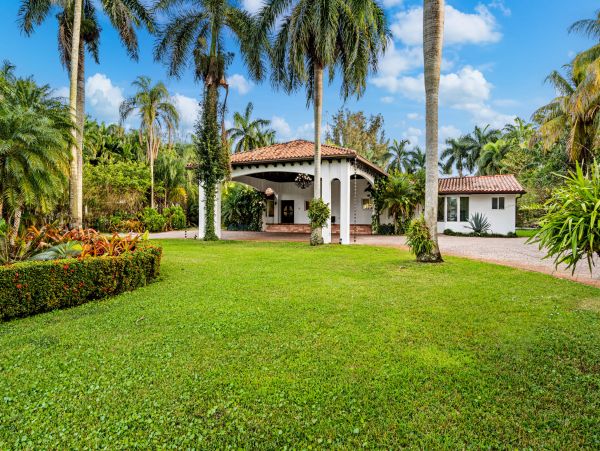 Gorgeous Vacation Rental with 5 Bedrooms & Pool