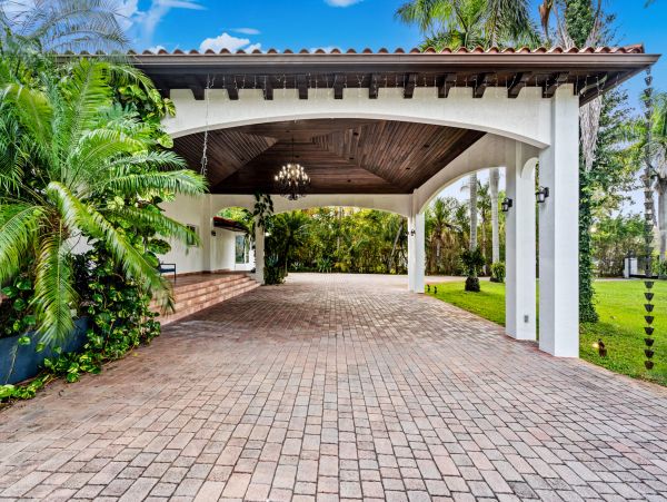 Gorgeous Vacation Rental with 5 Bedrooms & Pool
