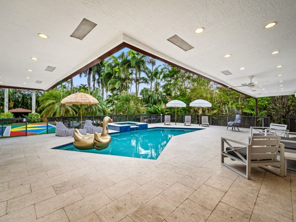 Gorgeous Vacation Rental with 5 Bedrooms & Pool