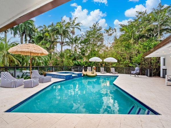 Gorgeous Vacation Rental with 5 Bedrooms & Pool