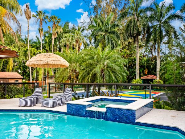 Gorgeous Vacation Rental with 5 Bedrooms & Pool