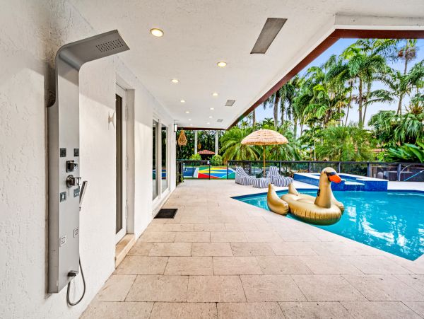 Gorgeous Vacation Rental with 5 Bedrooms & Pool
