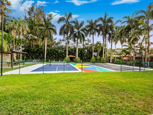 Gorgeous Vacation Rental with 5 Bedrooms & Pool