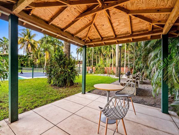 Gorgeous Vacation Rental with 5 Bedrooms & Pool