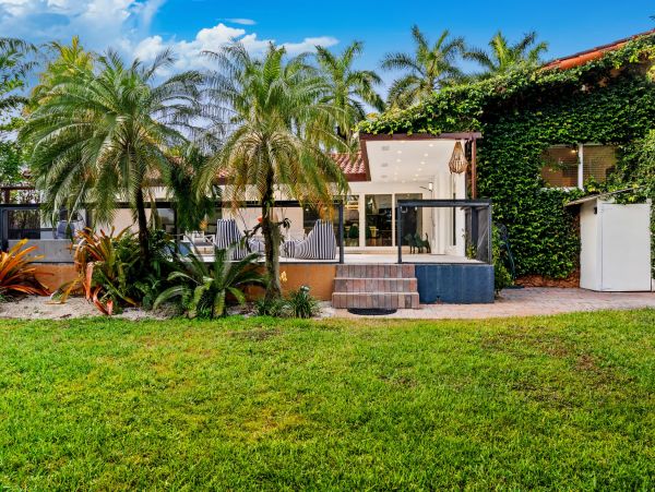 Gorgeous Vacation Rental with 5 Bedrooms & Pool