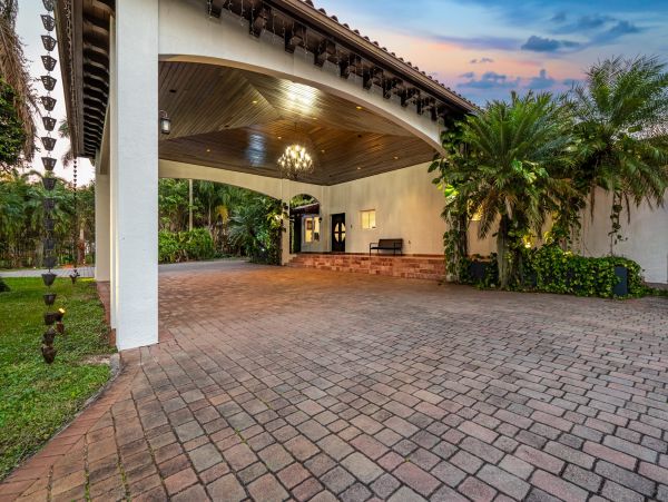 Gorgeous Vacation Rental with 5 Bedrooms & Pool