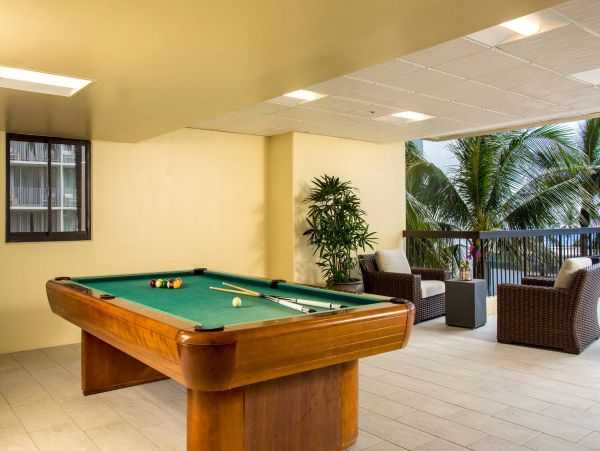 Oceanfront Two Bedroom Vacation Condo in Honolulu