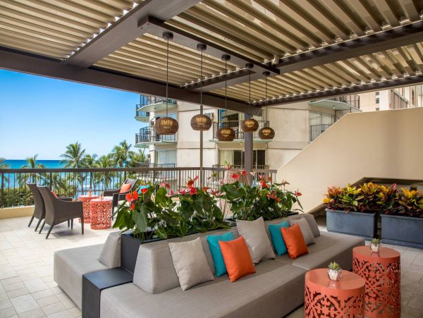 Oceanfront Two Bedroom Vacation Condo in Honolulu