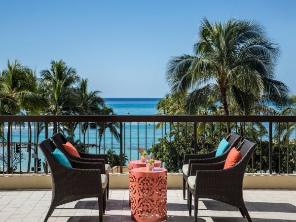 Oceanfront Two Bedroom Vacation Condo in Honolulu
