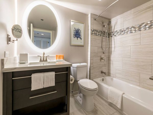 Oceanfront Two Bedroom Vacation Condo in Honolulu