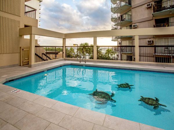Oceanfront Two Bedroom Vacation Condo in Honolulu
