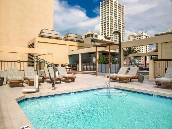 Oceanfront Two Bedroom Vacation Condo in Honolulu