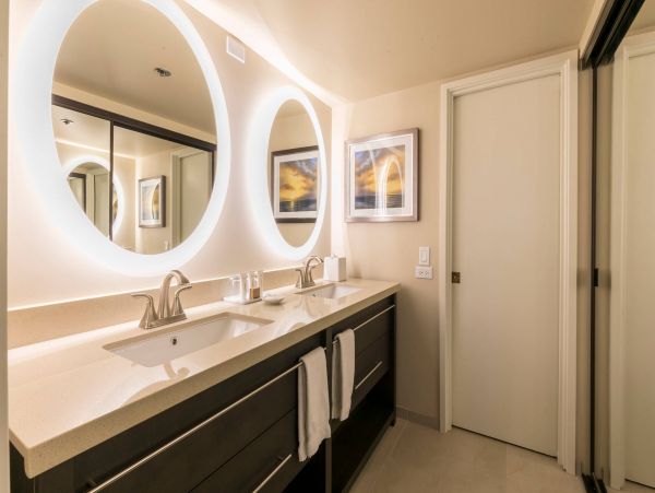 Oceanfront Two Bedroom Vacation Condo in Honolulu