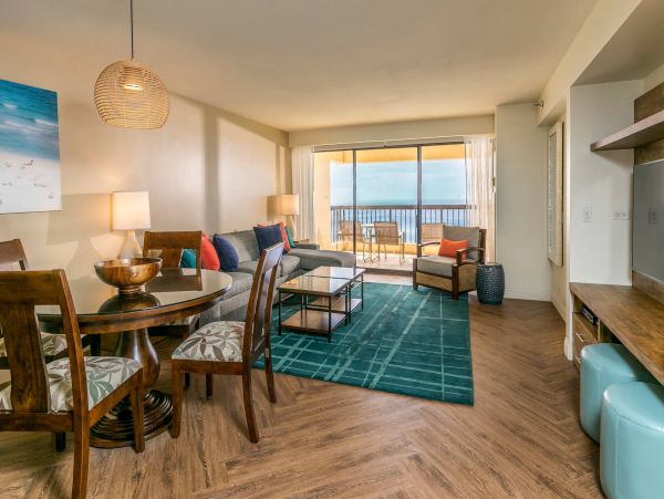 Oceanfront Two Bedroom Vacation Condo in Honolulu