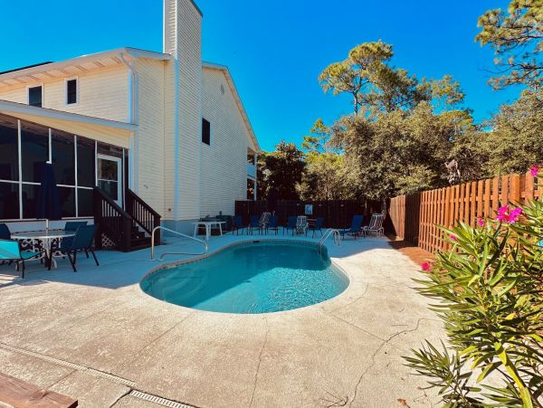 Spacious Vacation Rental with 6 Bedrooms & Pool