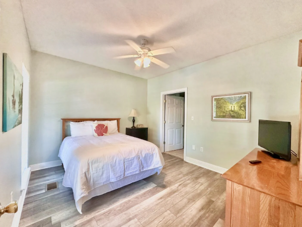 Spacious Vacation Rental with 6 Bedrooms & Pool