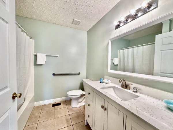 Spacious Vacation Rental with 6 Bedrooms & Pool