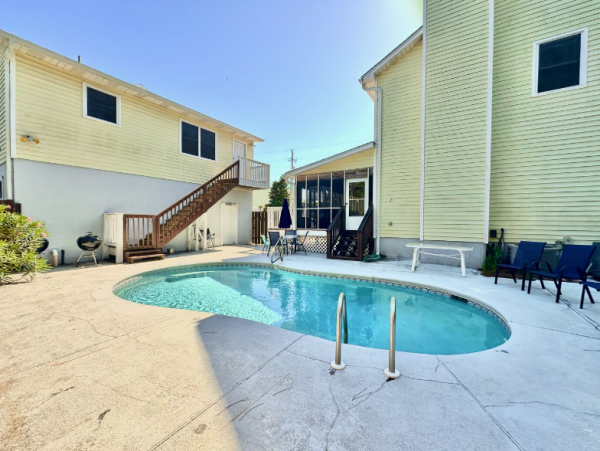 Spacious Vacation Rental with 6 Bedrooms & Pool