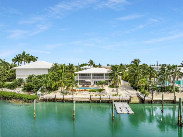 Walk to Beach Six Bedroom Pool Home in Marathon