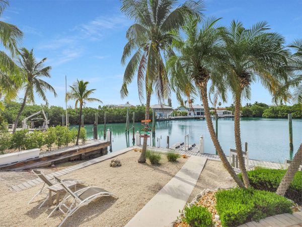 Walk to Beach Six Bedroom Pool Home in Marathon