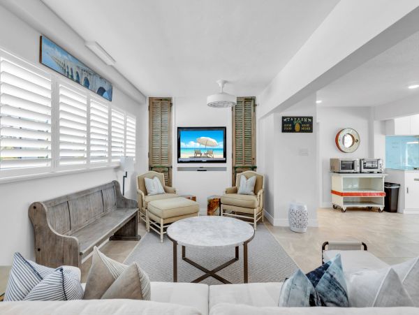 Walk to Beach Six Bedroom Pool Home in Marathon