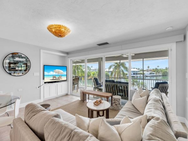 Walk to Beach Six Bedroom Pool Home in Marathon