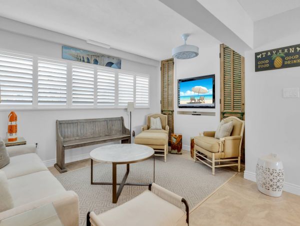 Walk to Beach Six Bedroom Pool Home in Marathon