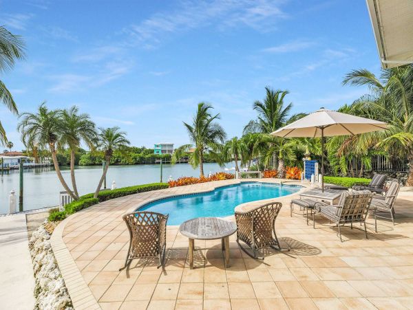 Walk to Beach Six Bedroom Pool Home in Marathon
